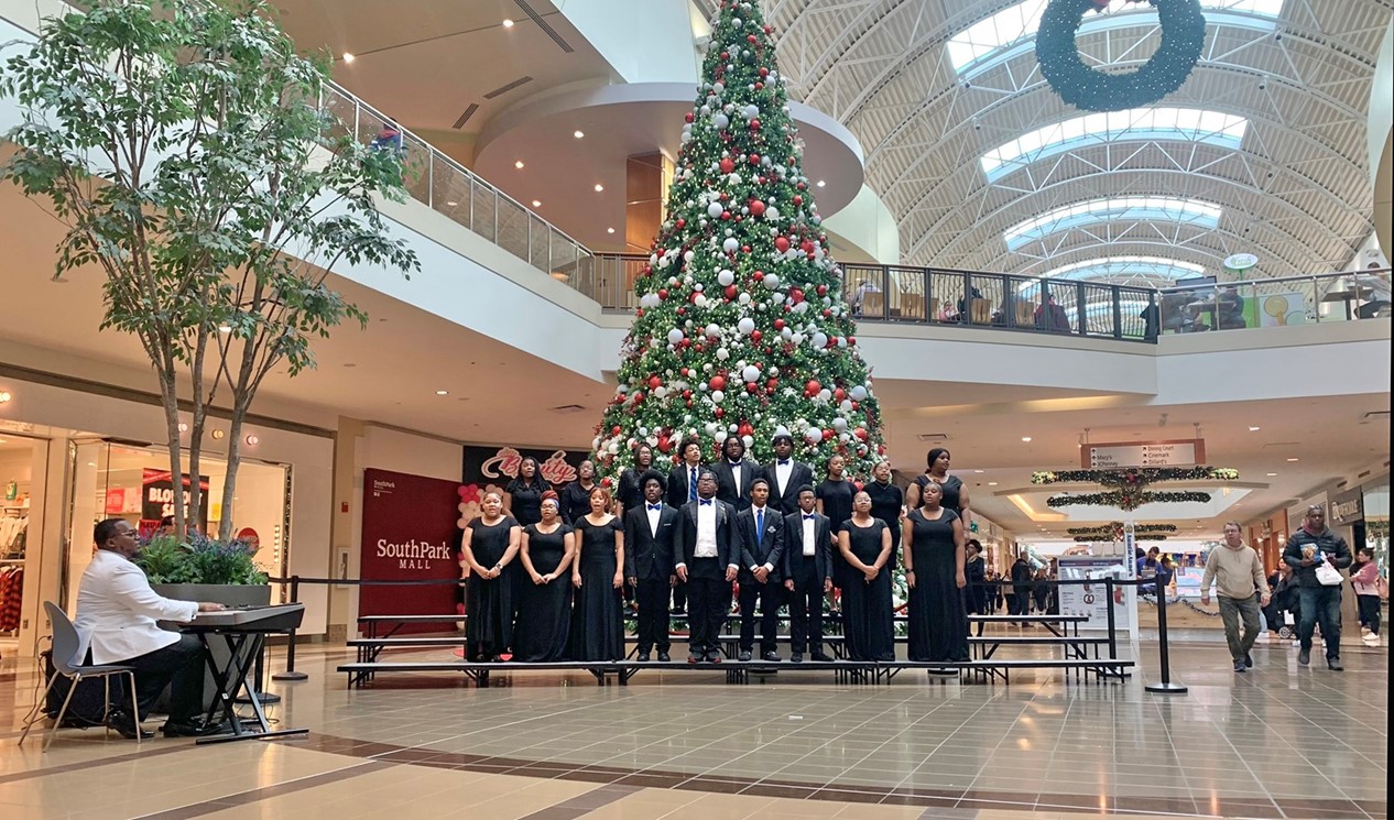 LE-Choir-at-Mall